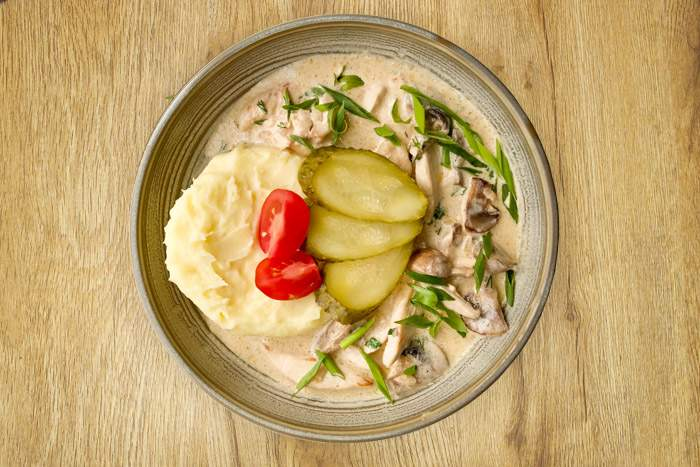 Филе цыпленка с  миксом грибов в соусе жульен и картофельным пюре