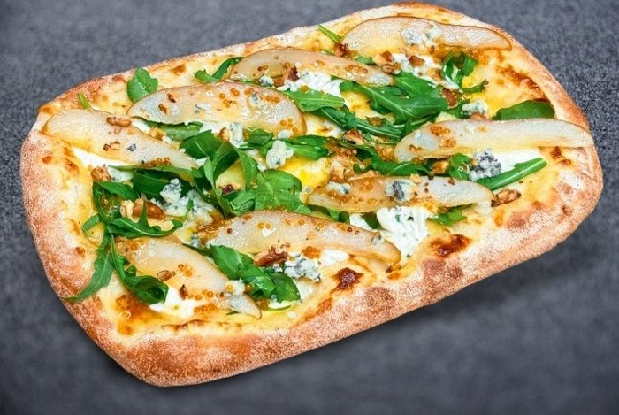 Кон Пера с грушей и 4-мя сырами