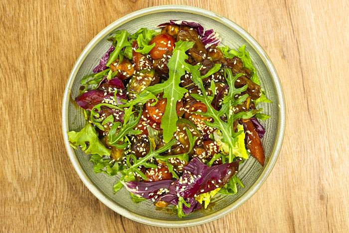 Тёплый салат с телячьей вырезкой