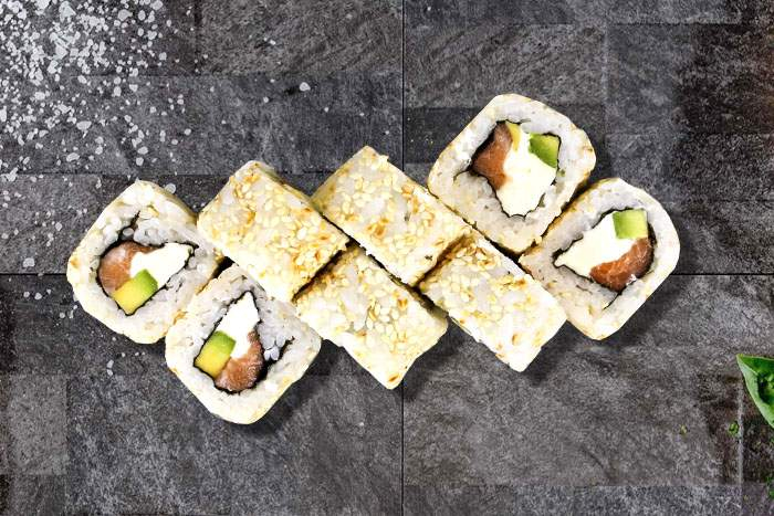 Филадельфия в кунжуте с лососем